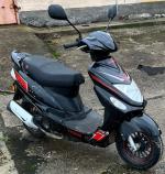 Motorower w kolorze czarno - czerwonym