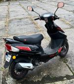 Motorower w kolorze czarno - czerwonym