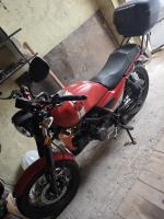 motorower w kolorze czarno- czerwonym