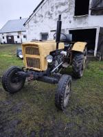 ciągnik w żółtym kolorze