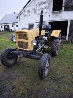 ciągnik w żółtym kolorze