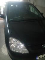 przód samochodu w ciemnym kolorze