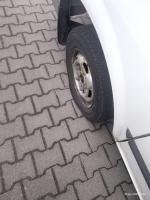 samochód w białym kolorze