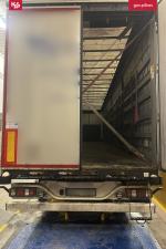 Wnętrze naczepy ciężarówki.