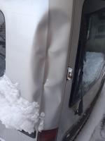 samochód w szarym kolorze