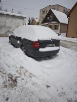 samochód przysypany śniegiem