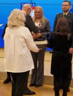 Kobieta otrzymuje medal