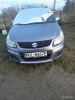 samochód w jasnym kolorze