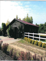 brazowy domek z dwuspadowym dachem