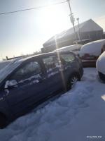 ośnieżony granatowy samochód