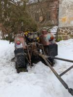 ciągnik w kolorze żółto- czerwonym z łuszczącym się lakierem