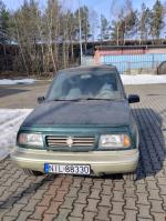 zabłocony dwykololorowy samochód