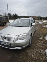 samochód w kolorze srebrnym