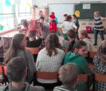 Na zdjęciu widoczni są uczniowie ze Szkoły Podstawowej im. gen. Józefa Bema w Bemowie Piskim oraz prowadzący spotkanie - pracownicy Urzędu Skarbowego w Piszu.