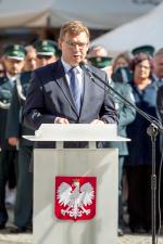Zdjęcie przedstawia Wojewodę Warmińsko-Mazurskiego podczas przemówienia.