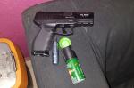 Na zdjęciu pistolet i gaz