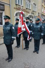 Zdjęcie przedstawia poczet sztandarowy oraz Kompanię Honorową Izby Administracji Skarbowej w Olsztynie podczas obchodów Narodowego Święta Niepodległości.