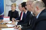 Zdjęcie przedstawia zbliżenie twarzy osób podpisujących porozumienie oraz Zastępcy Dyrektora IAS w Olsztynie.