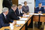 Zdjęcie przedstawia część osób podpisujących porozumienie oraz Dyrektora IAS w Olsztynie.