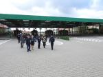 Grupa ludzi zwiedza przejście graniczne w Grzechotkach
